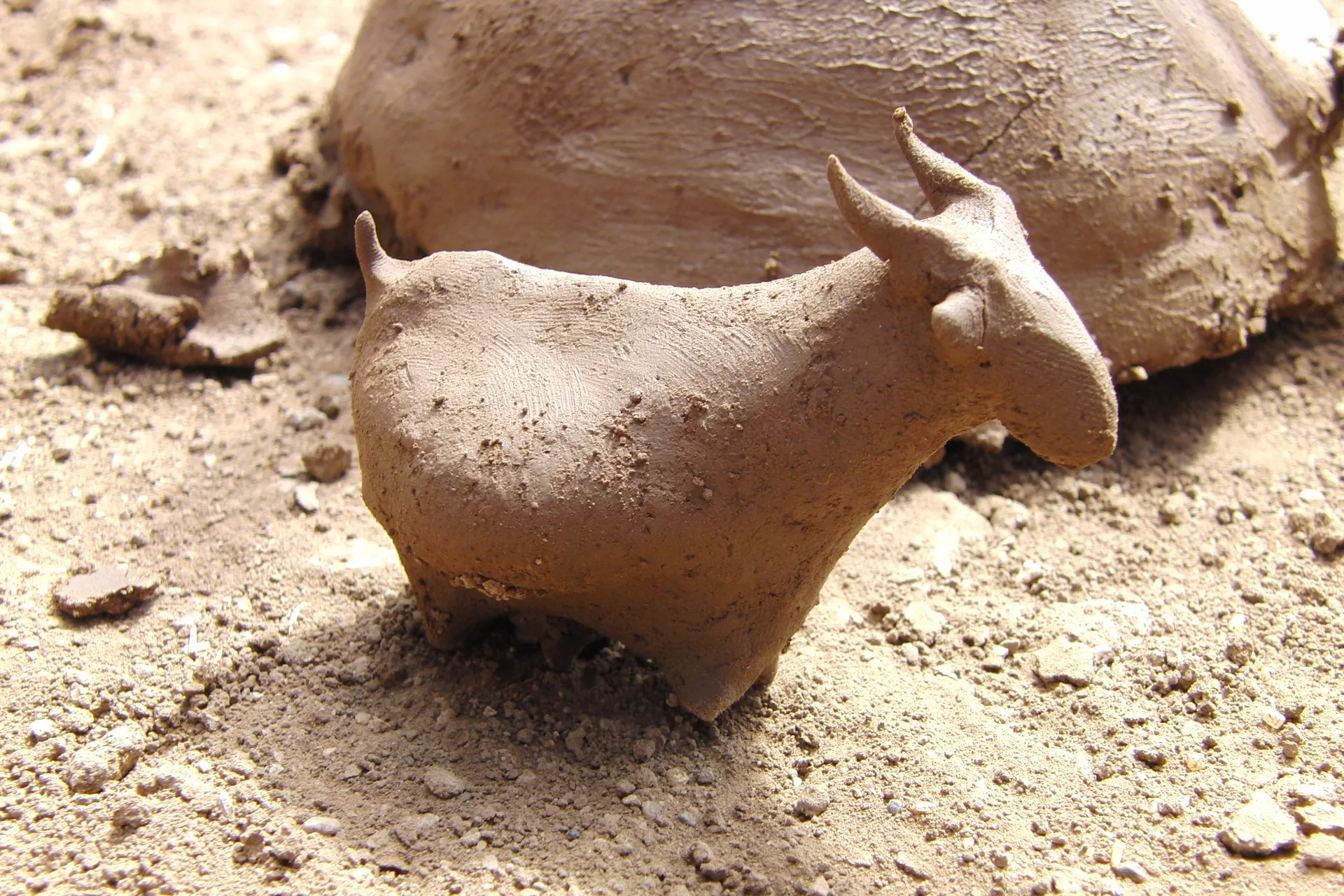 Aus Ton geformte kleine Tierfigur